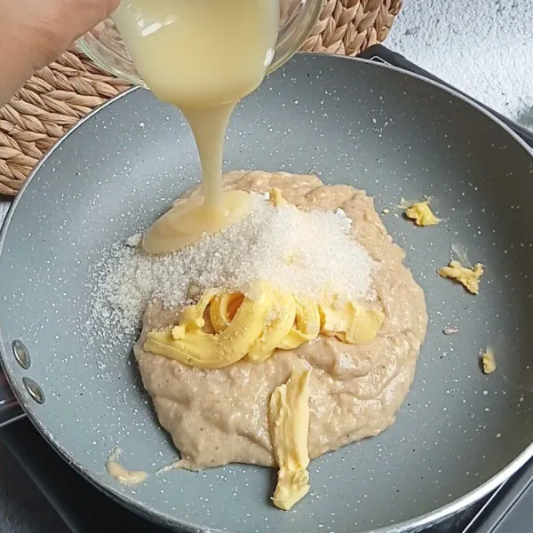 Campurkan pisang halus, kental manis, gula dan margarin dalam pan.