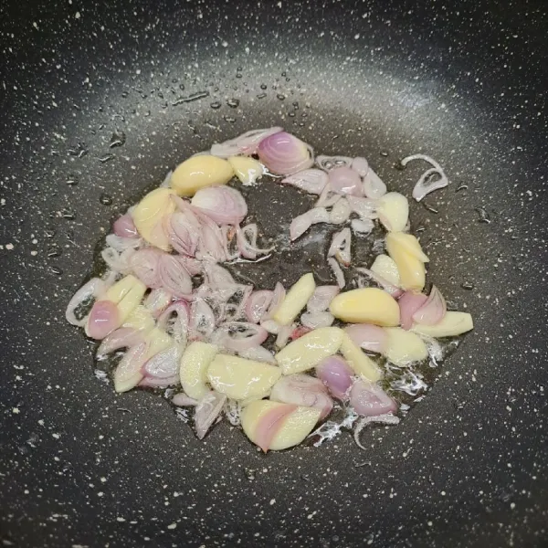 Tumis bawang merah, bawang putih sampai layu dan harum.