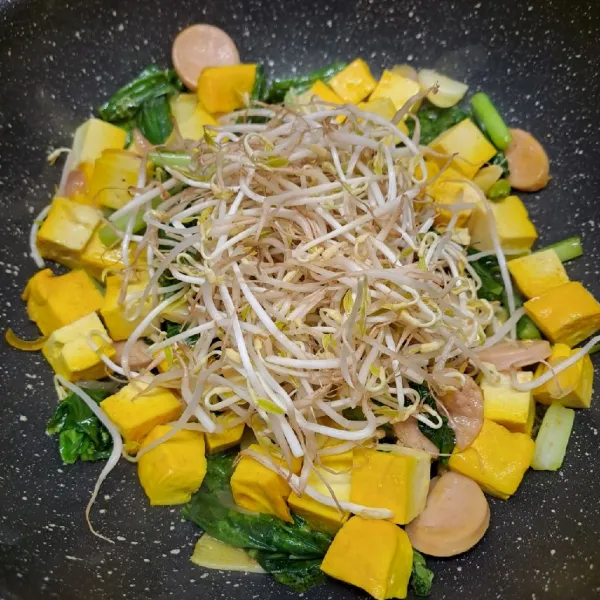 Masukkan tauge, masak sebentar saja.