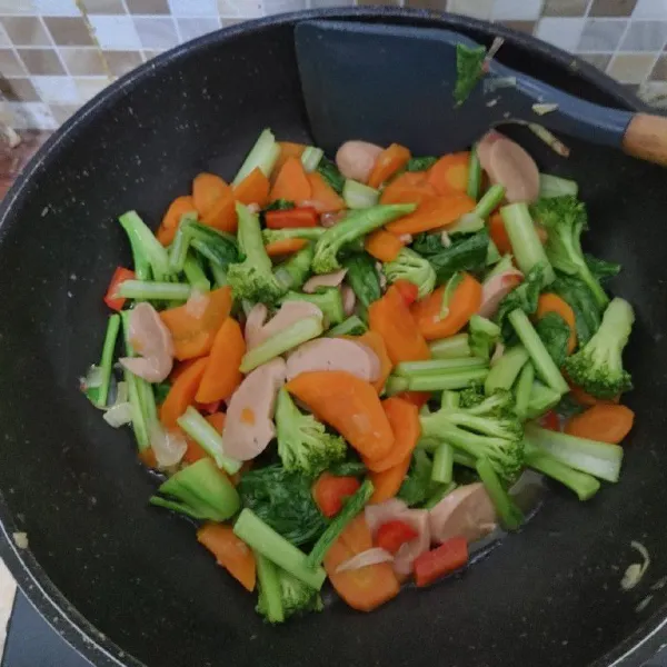 Tumisan sayur siap untuk disajikan.