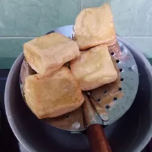 Goreng tahu hingga berkulit.