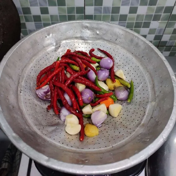 Siapkan semua bahan bumbu halus, kemudian blender.