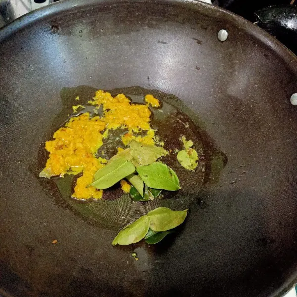 Siapkan wajan lalu masukkan minyak .setelah panas minyak masukkan bumbu halus. Tumis sampai tercium harum. Lalu masukkan daun salam dan daun jeruk