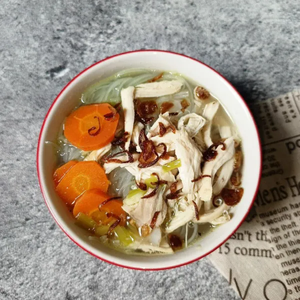 Sajikan sop ayam dengan semua pelengkapnya.