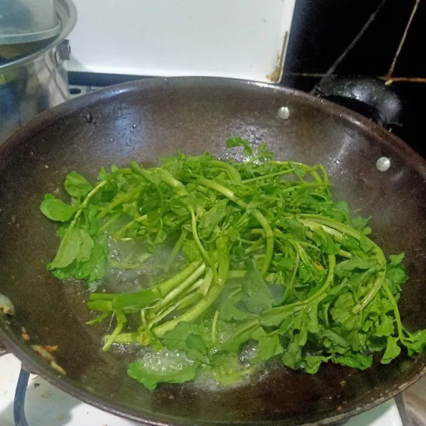 Siapkan wajan, lalu masukkan minyak. Setelah minyak panas masukkan selada air.