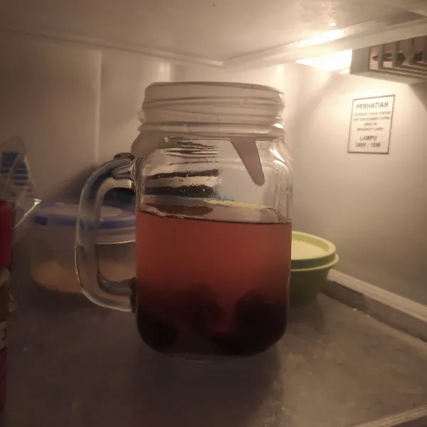 Tutup gelasnya lalu simpan di kulkas selama 12 jam. 
Setelah 12 jam, keluarkan dari kulkas dan airnya siap untuk diminum. Kurmanya juga boleh dimakan.
