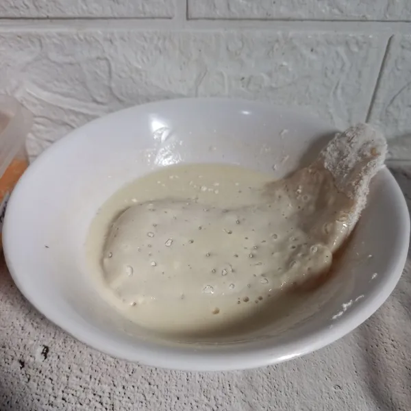 Ambil sedikit tepung pelapis kering dan larutkan dengan air. Kemudian celupkan ayam ke dalam pelapis basah.