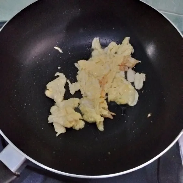 Tumis bawang putih sampai harum lalu masukkan telur, aduk-aduk.