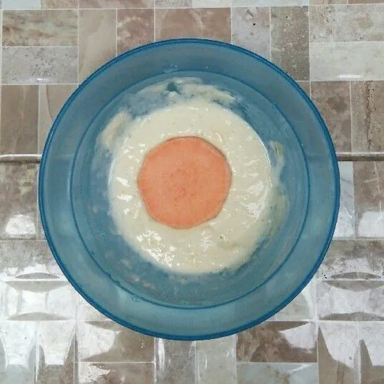 Masukkan potongan ubi.