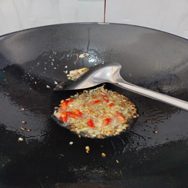 Panaskan minyak, tumis bawang merah, bawang putih, dan cabe merah hingga harum.