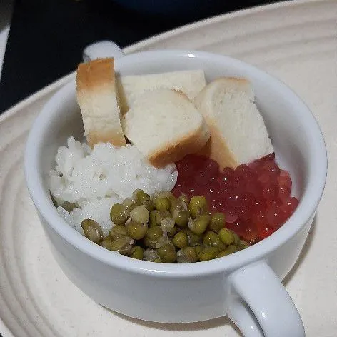 Penyajian : siapkan mangkuk dan isi dengan kacang hijau, mutiara, ketan, serta potongan roti.