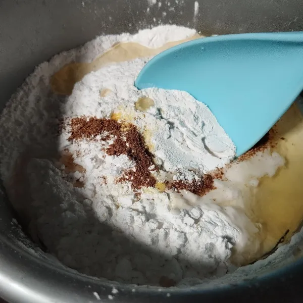 Campur tepung, ketumbar, kaldu bubuk, putih telur, dan bumbu halus, tambahkan air sedikit demi sedikit, lalu aduk hingga tercampur rata.