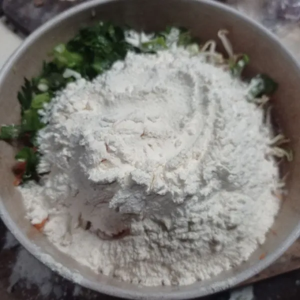 Masukan tepung terigu, tepung beras, garam, lada, kaldu bubuk, dan bawang putih bubuk.