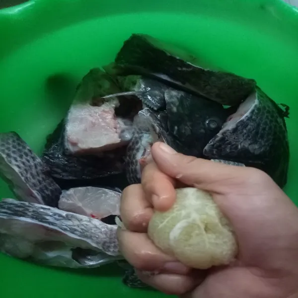 Cuci bersih ikan, lalu beri perasan jeruk nipis (2 buah jeruk nipis). Kemudian diamkan selama 15 menit.