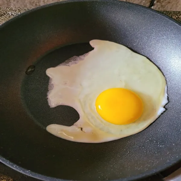 Goreng telur menggunakan minyak wijen agar aroma lebih wangi