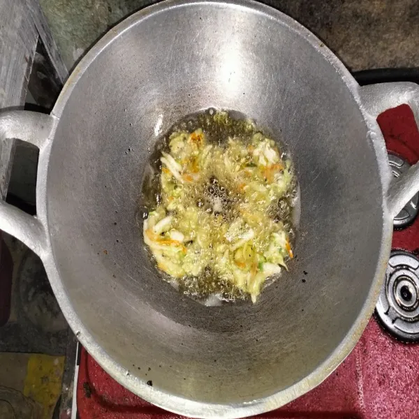 Panaskan minyak. Lalu , tuangkan adonan sedikit demi sedikit di tepi penggorengan, masak hingga berwarna kecoklatan dan garing.
