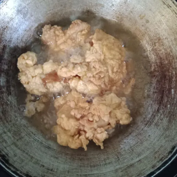Panaskan minyak goreng yang banyak. Goreng ayam berbalut tepung sampai matang kuning keemasan. Jangan lupa dibalik.
