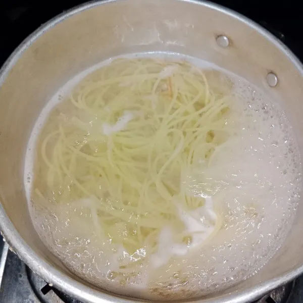 Rebus spagetti sampai aldente lalu tiriskan.