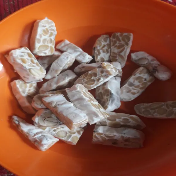 Potong tempe kecil-kecil.