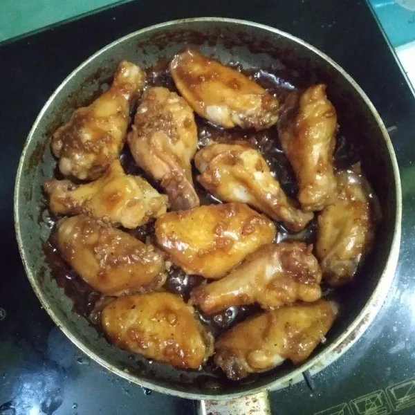 Lalu masak ayam beserta bumbu dan tambahkan air sedikit, masak hingga air sat