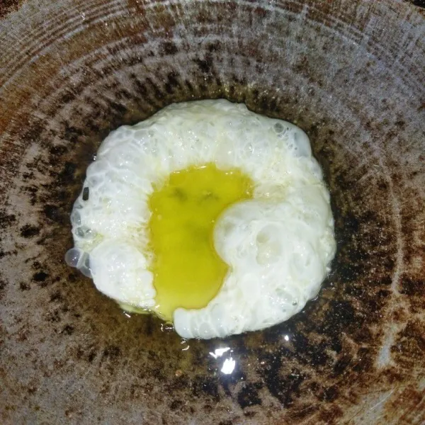 Panaskan minyak goreng secukupnya, lalu ceplok putih telur hingga matang.