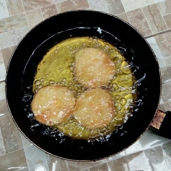Balik ubi jika warnanya sudah keemasan.