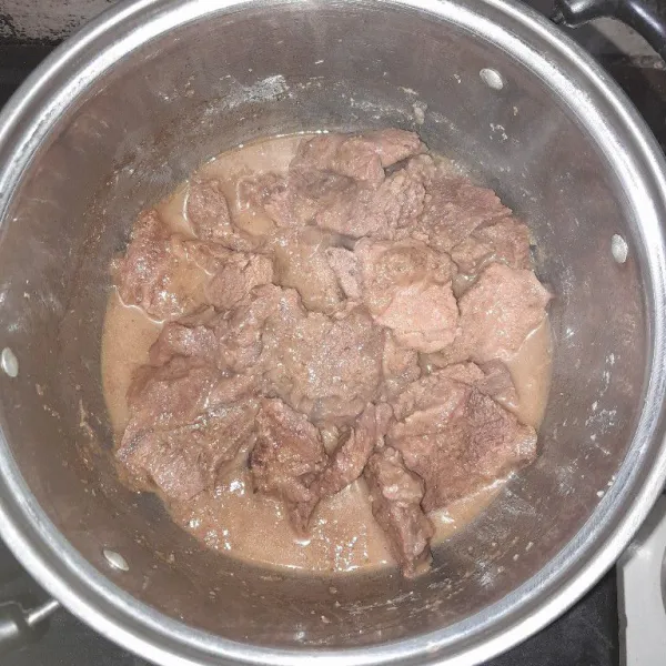 Tutup panci, masak dengan api kecil hingga air menyusut. Tiriskan daging. Jika ingin dijadikan stok lauk, daging dapat disimpan dalam kulkas.
