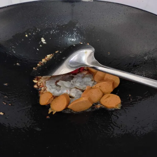 Lalu masukan udang dan sosis aduk rata.