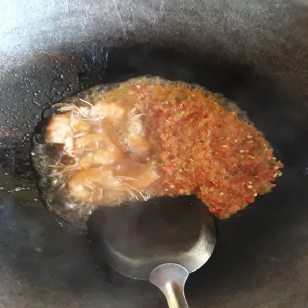 Masukkan bumbu halus. Masak hingga udang matang. Beri kaldu,lada dan garam. Tambahkan saos tiram.