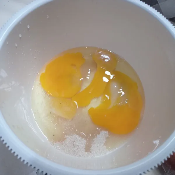 Mixer dengan speed tinggi telur, gula, dan SP sampai kental berjejak.