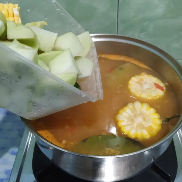 Masukkan jagung, labu siam, pepaya muda, terong dan melinjo. Masak hingga empuk.