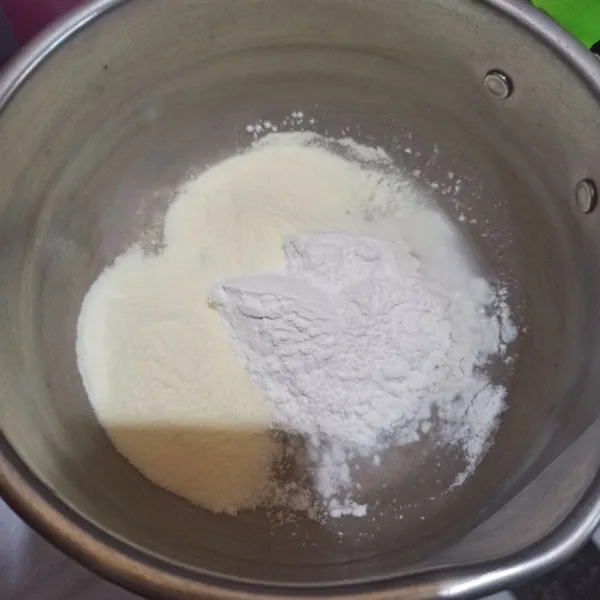 Masukkan tepung beras, susu dan garam di panci.