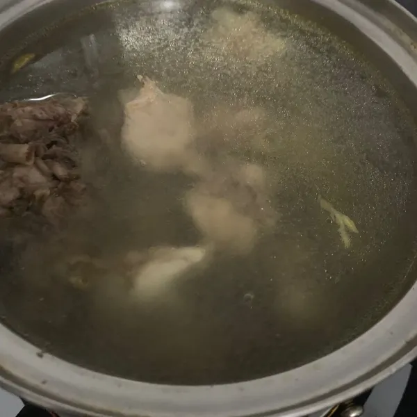 Rebus ayam kampung sampai empuk.