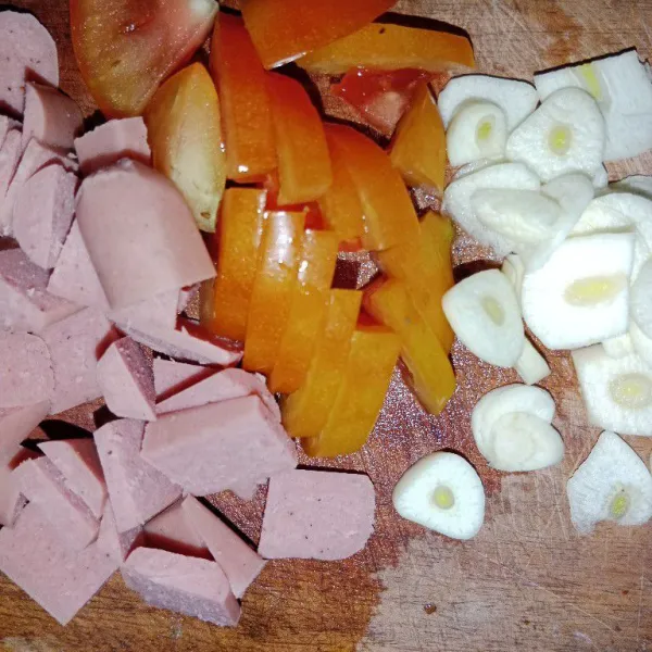 Iris bawang putih,tomat dan sosis.