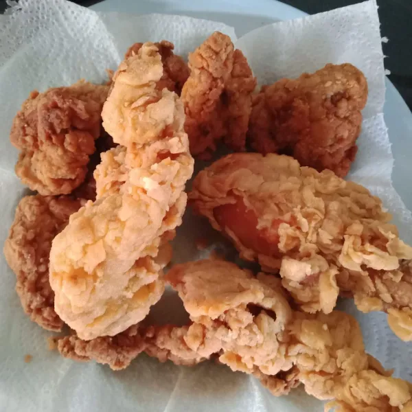Setelah matang, tiriskan ayam gorengnya. Dan siap dihidangkan untuj keluarga.