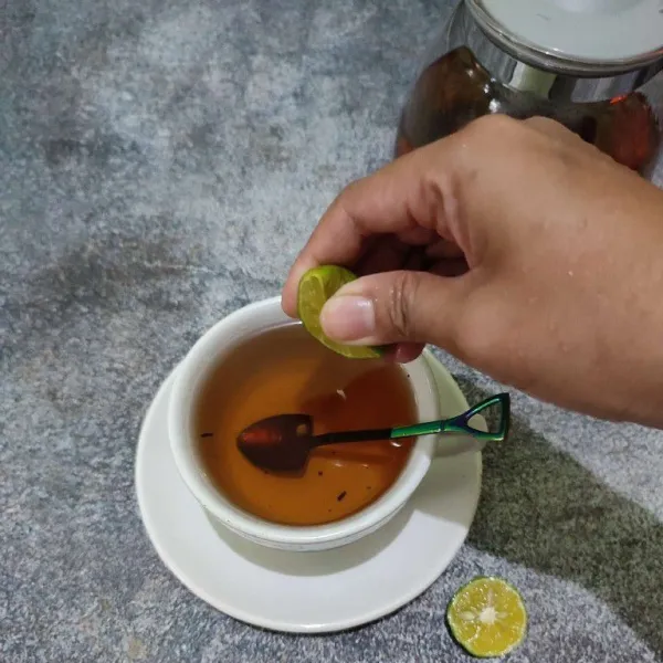 Beri perasan jeruk limo.