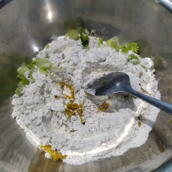 Campur tepung terigu, tepung tapioka, bumbu halus, garam, penyedap dan daun bawang.