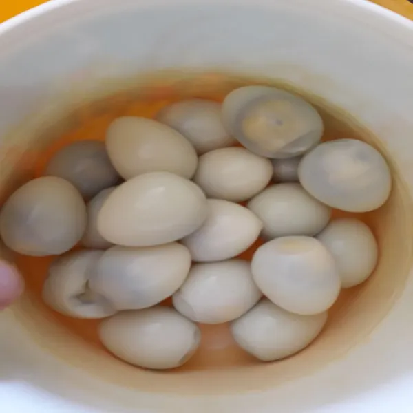Rebus telur puyuh hingga matang.