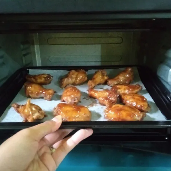 Kemudian tata dalam loyang, alasi dengan baking paper atau alumunium foil, panggang selama 20 menit dengan suhu 200°C