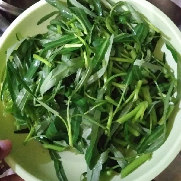 Siangi dan cuci bersih daun kangkung