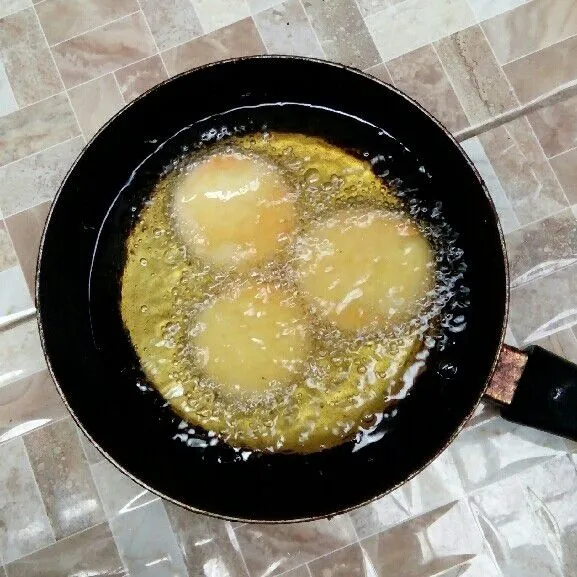 Goreng di dalam minyak panas.