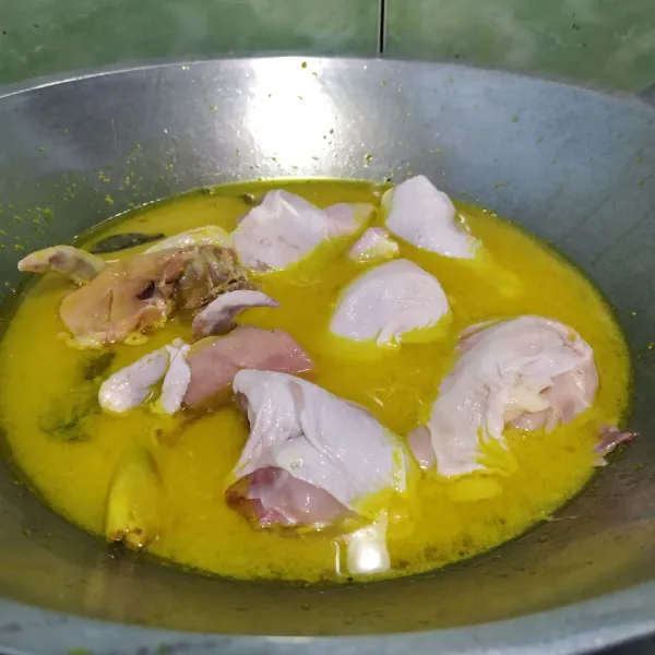 Masukkan ayam lalu masak hingga ayam empuk dan air sedikit menyusut. Tiriskan ayam lalu simpan ayam di wadah.