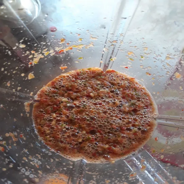 Haluskan bumbu.