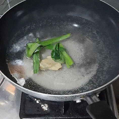 Tambahkan gula dan garam, kemudian masak hingga mendidih.