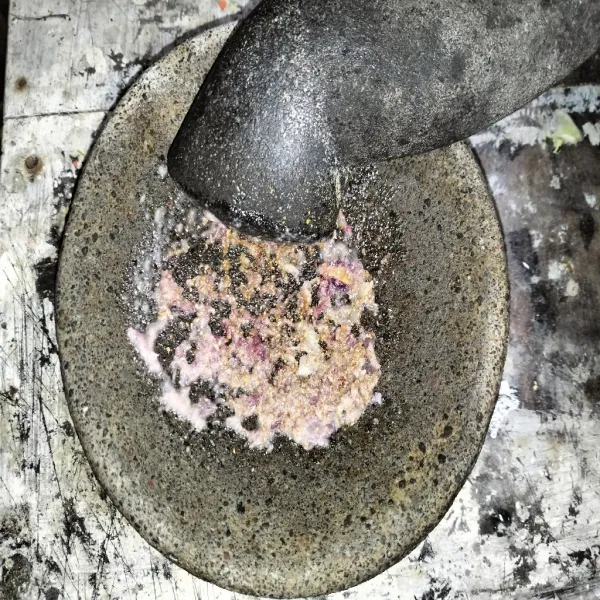 Haluskan bumbu lalu sisihkan.