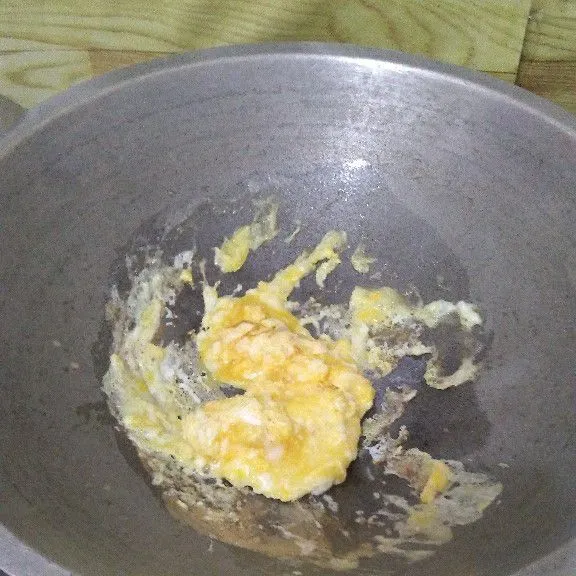 Orak-arik telur hingga matang. Tata mie lalu taburi dengan telur orak-arik kemudian sajikan.