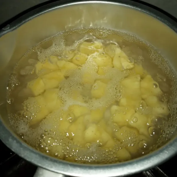 Rebus kentang dengan air secukupnya sampai empuk, tiriskan.