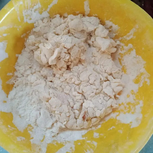 Siapkan bahan kering. Gulingkan ayam dari adonan basah ke dalam adonan kering sambil dicubit-cubit sedikit agar tepung lengket.