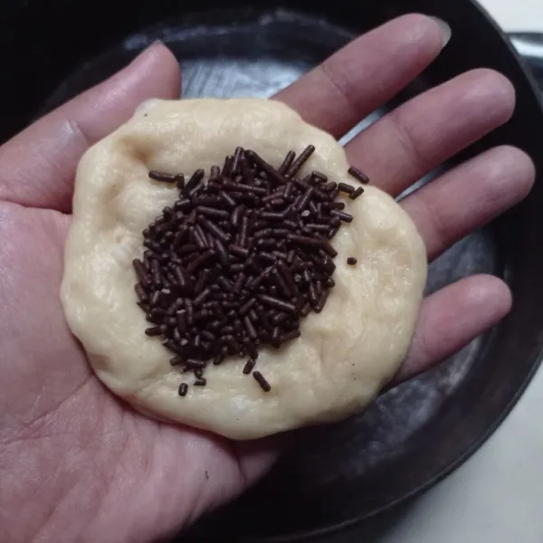 Ambil 1 bulatan adonan beri isian mesis coklat, bulatkan dan rounding.