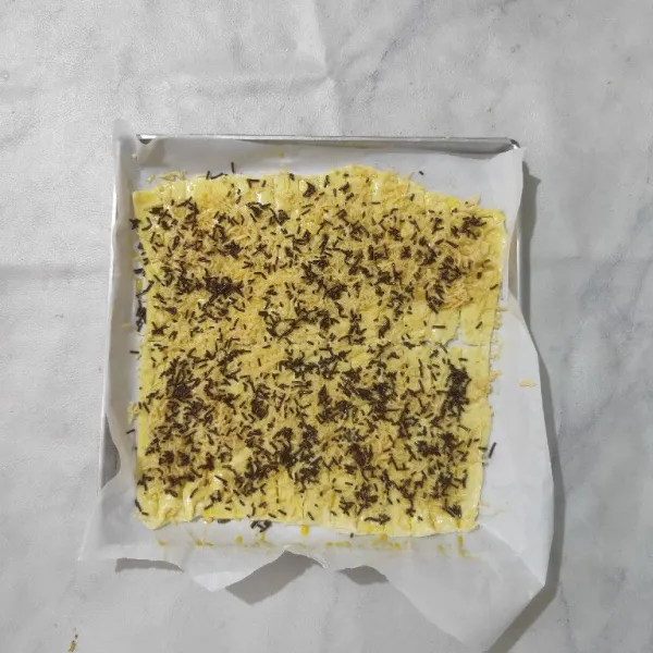 Lalu tambahkan coklat meses. Panggang dengan oven suhu 200°C selama 15 menit. Setelah matang, dinginkan. Simpan dalam toples kedap udara.